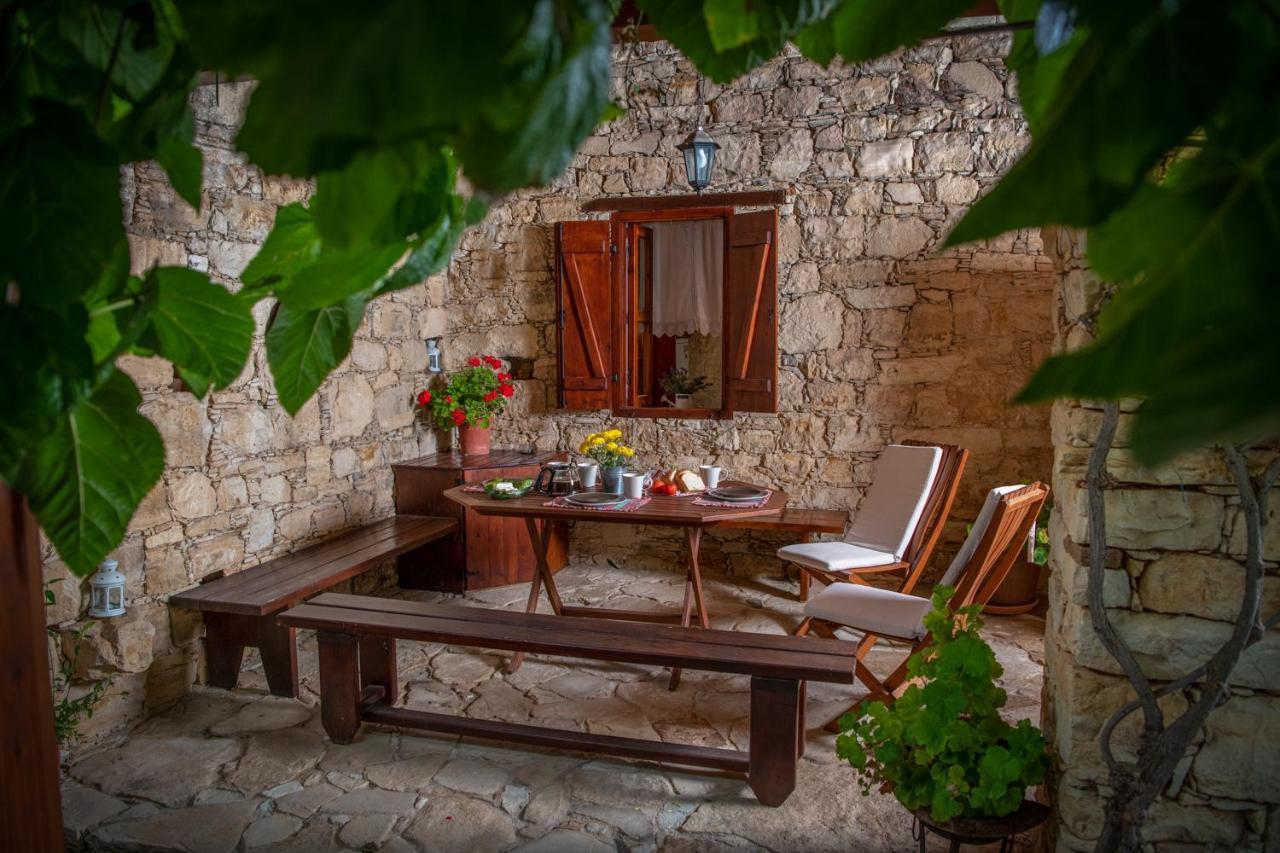 Apanemia Inn House Lofou Exterior photo